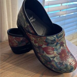 Dansko Women's Floral Clogs - Multicolor 38 size